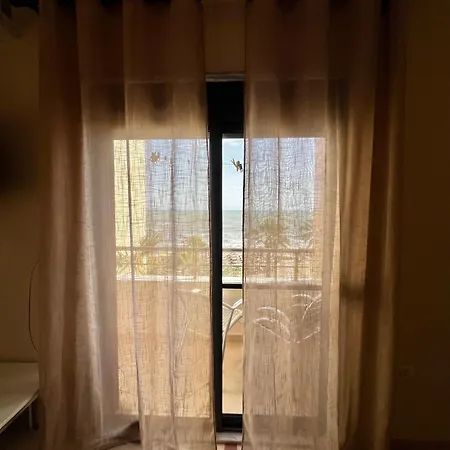 Beachfront Sea View Cozy 402 דירה